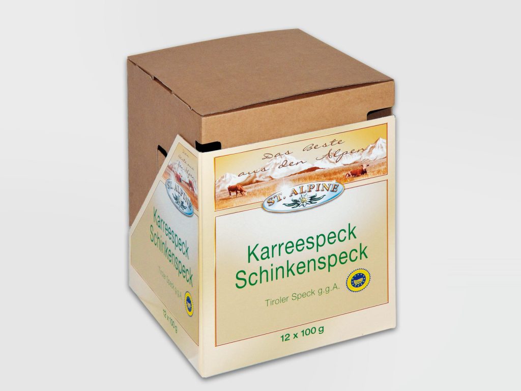 Kartonverpackung mit Etikett für Tiroler Speck in Portionen, beschriftet mit Produktname und Mengenangabe.