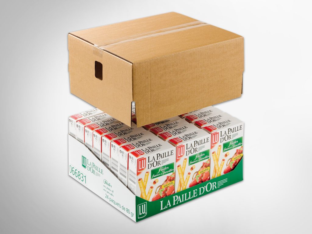Karton über einer Verpackung mit mehreren kleinen Saftpäckchen, die in Reihen angeordnet sind. Aufdruck mit Schrift und Zahlen.