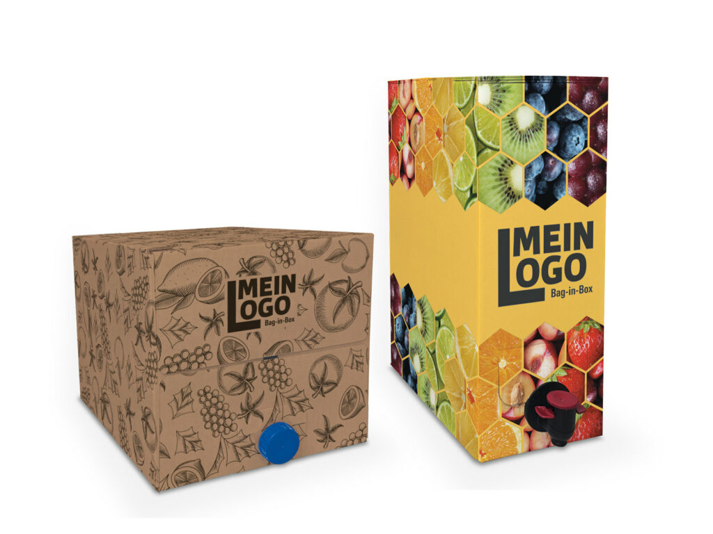 Zwei Kartonverpackungen mit der Aufschrift ‚MEIN LOGO Bag-in-Box‘. Die linke Box ist braun mit schwarzen Fruchtillustrationen und einem blauen Ausguss unten. Die rechte Box ist höher, gelb und zeigt ein buntes Wabenmuster mit verschiedenen Fruchtmotiven.